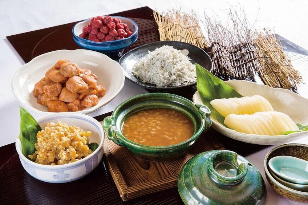 Hotel Granvia Wakayama Exterior photo A selection of dishes from the restaurant