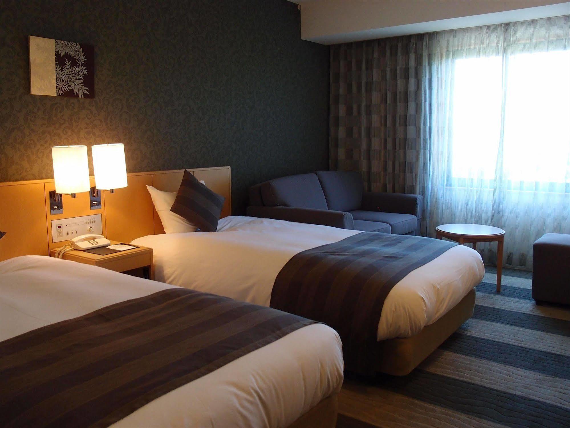 Hotel Granvia Wakayama Exterior photo A room at the hotel